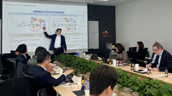 라온시큐어 이 부사장이 한국형 모바일 신분증의 기술적 특징을 설명하고 있다