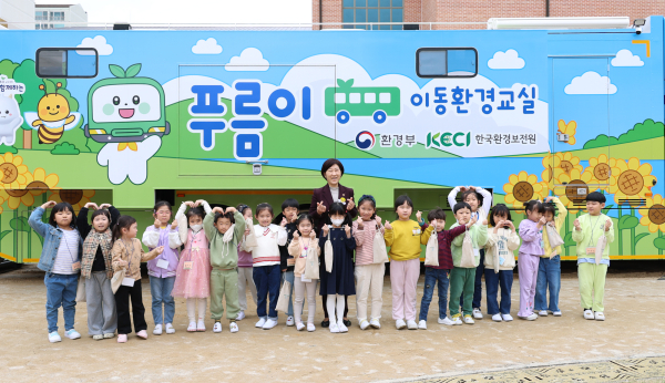 4일, 한화진 환경부 장관이 대전장대초등학교 1학년 학생들에게 푸름이 이동환경교실과 연계한 환경교육 실시 모습