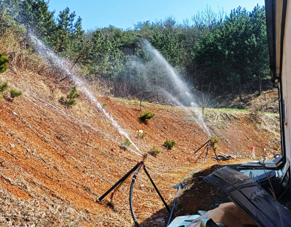 원북면의 한 취약가구에 설치된 간이수막 설비 작동 모습.