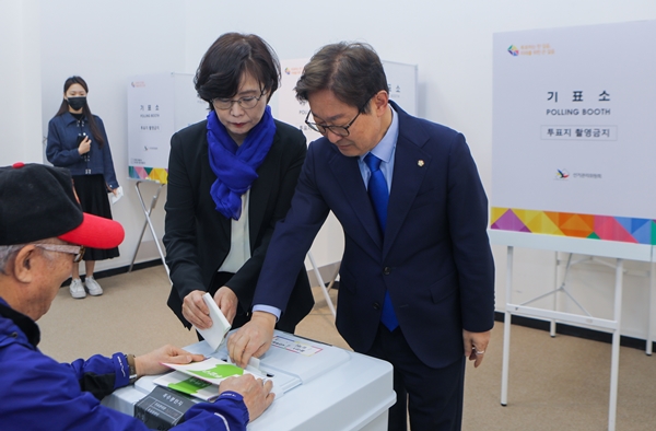 더불어민주당 박범게 대전 서구을 국회의원 후보 부부가 사전투표하고 있다.