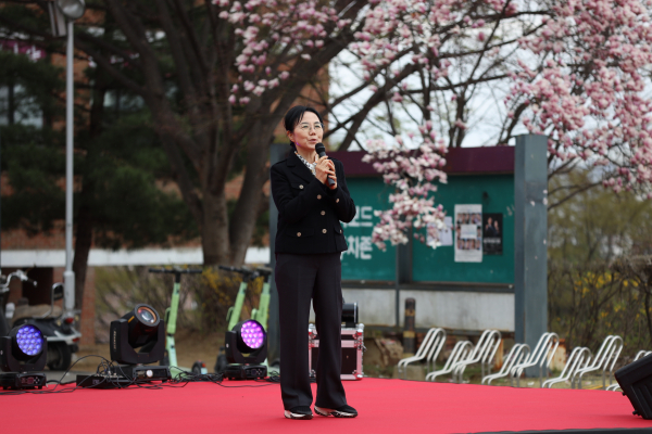 글로벌비즈니스대학 김랑혜윤 학장이 식목일 행사 축사를 하고 있다