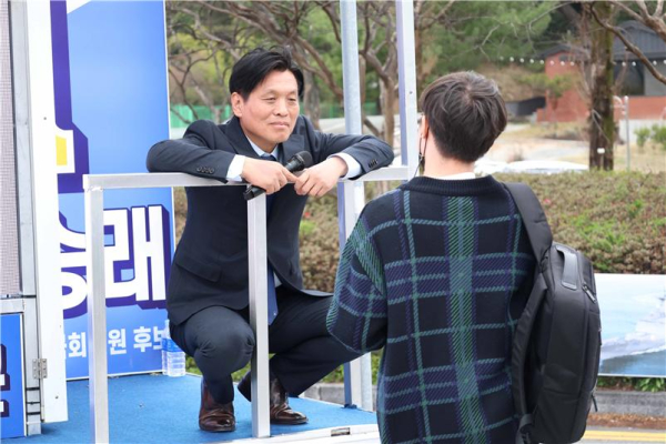 더불어민주당 조승래 대전 유성갑 후보가 한 시민의 질문을 듣고 있다.