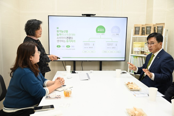 유기농산물 소비와 친환경 농업 발전방안 논의 * 김춘진 한국농수산식품유통공사 사장(오른쪽 1번째), 심은숙 농업회사법인 (유)유기지기 대표(왼쪽 2번째)