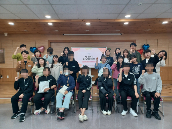 결연식 사진(멘티 아동의 얼굴과 이름표는 모두 모자이크 처리함.)