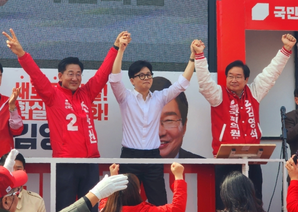 한동훈 위원장(가운데)이 김영석·전만권 국회의원 후보 지지를 호소하고 있다/사진=박동혁 기자<br>