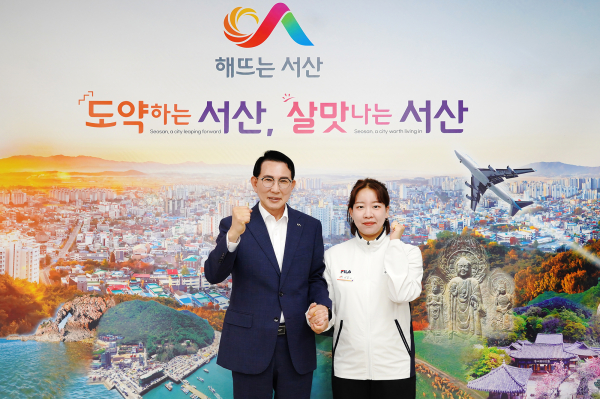 지난 8일 시청 시장실에서 이완섭 서산시장과 이은서 선수가 2024 파리올림픽 사격 국가대표 선발을 기념했다.