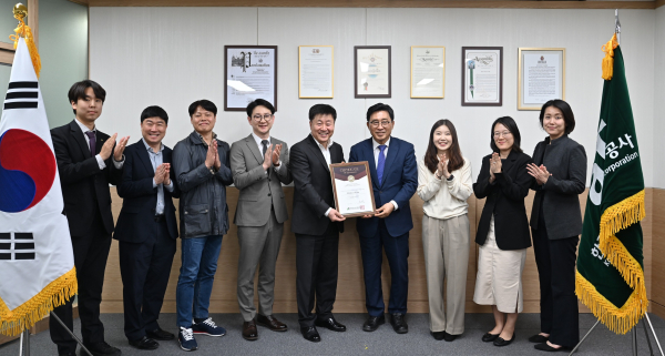 글로벌 저탄소 식생활·김치 홍보대사 위촉식 단체사진 * 한국농수산식품유통공사 김춘진 사장(왼쪽 4번째), 영국 킹스턴 왕립구 김동성 의원(왼쪽 5번째), 런던 한류 페스티벌 배찬효 총감독(오른쪽 3번째)
