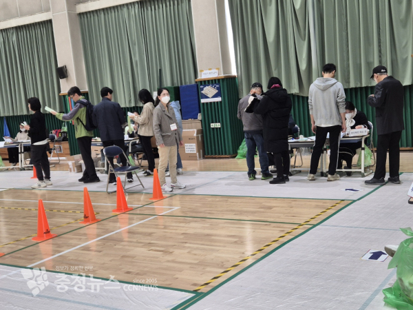 22대 국회의원 선거일인 10일 오전 대전 유성구 노은1동 제2투표소인 노은초등학교에서 유권자들이 투표용지를 받고 대기하고 있다. / 충청뉴스 김용우 기자