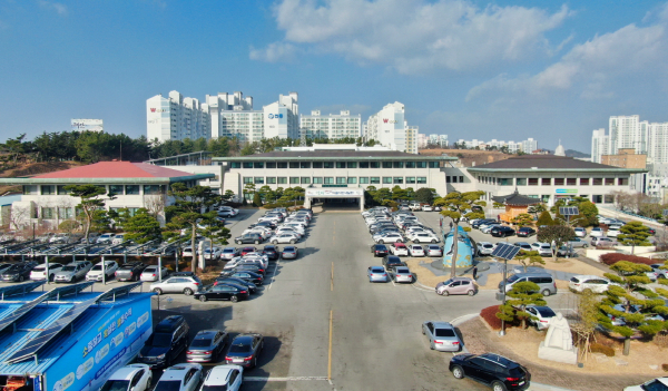 태안군청 전경.