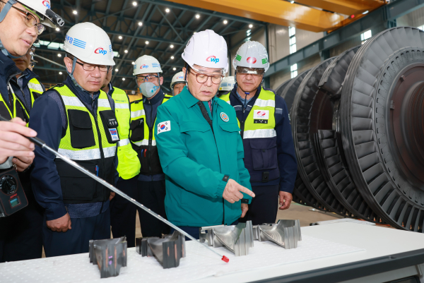 11일, 박형덕 한국서부발전 사장이 충남 태안발전본부에서 계획예방정비 공사 현장점검을 하는 모습