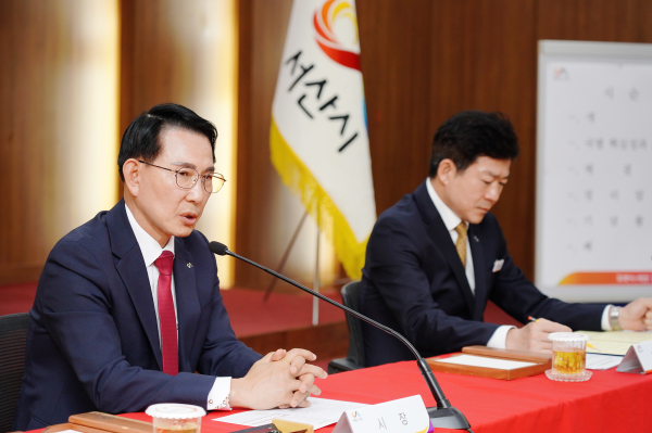 지난 15일 시청 중회의실에서 이완섭 서산시장이 각 국장(직속기관장)으로부터 올해 추진할 핵심 성과를 보고받고 직무성과계약서에 최종 서명하고 있다.