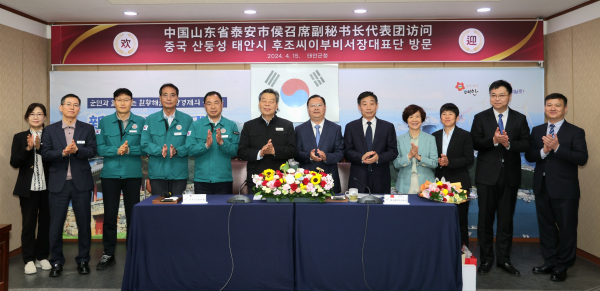 지난 15일 태안군청을 찾은 중국 태안시 방문단 모습(사진 가세로 군수 오른쪽이 후조씨이 부비서장).