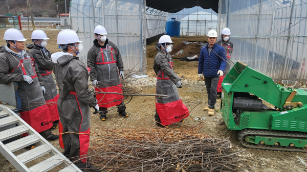 “청양군 찾아가는 마을순회 영농부산물 파쇄지원단” 활동 모습
