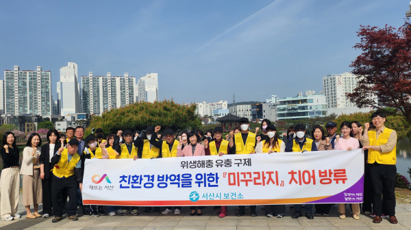 지난 17일  중앙호수공원에 미꾸라지 3만 마리 방류 기념사진