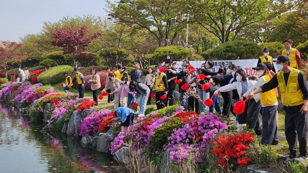지난 17일  중앙호수공원에 미꾸라지 3만 마리 방류 모습