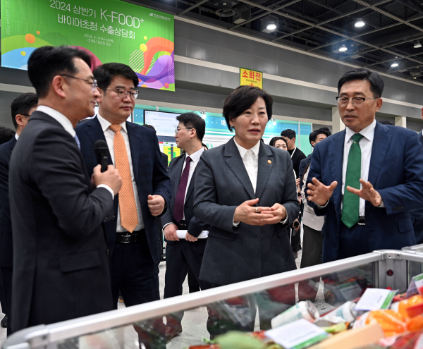 2024 상반기 바이어 초청 수출상담회(BKF) 현장사진 * 한국농수산식품유통공사 김춘진 사장(우측 1번째)