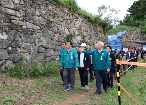 안흥진성 개방 조정을 앞두고 현장을 찾은 김홍일 前 국민권익위원장과 가세로 군수(2023. 9. 21.).