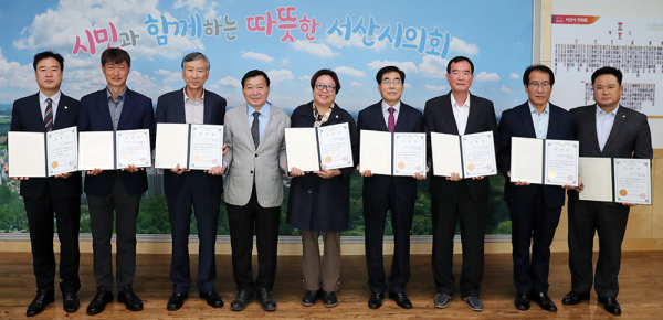 사진 좌측부터 최동묵 의원, 유해중(전 시의원), 김인섭(전 공무원), 김맹호 의장, 가선숙 의원(대표위원), 조만호·이원우(전 공무원), 임재관(전 시의원), 문종현(세무사) 순서