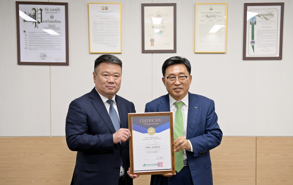 글로벌 저탄소 식생활 홍보대사 위촉 * 한국농수산식품유통공사 김춘진 사장(오른쪽), 카자흐스탄 신라인 신안드레이 회장(왼쪽)