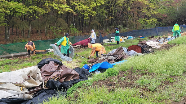지난 20일 성연면 고남리에 위치한 화재주택에서 서산시 원스톱허가과, 주택과 직원들이 봉사활동을 진행했다.