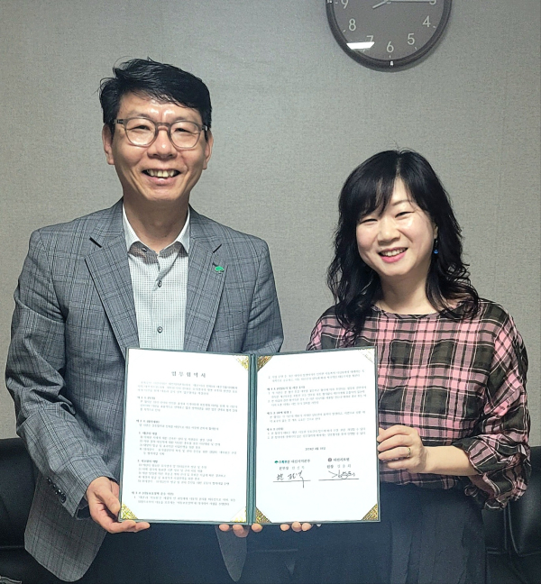 (왼쪽부터) 초록우산 대전지역본부 한전복 충청권역총괄본부장, 대전자모원 김송희 원장