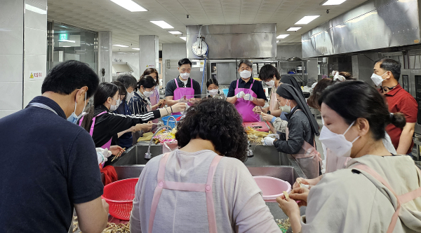 논산 성모의 마을 찾아 교직원 봉사활동 진행 모습