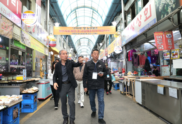 지난 22일 단양군 ‘구경 시장’ 을 방문한 가세로 군수와 지역 상인들.