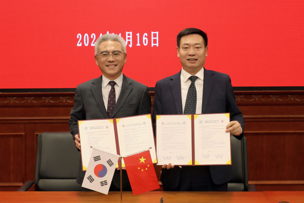 지난 16일 중국 난퉁시 난퉁이공대학교에서 이희학 목원대 총장(왼쪽)과 첸밍위 난퉁이공대 총장이 글로벌 공유 캠퍼스 구축을 위한 협약을 체결한 뒤 기념촬영
