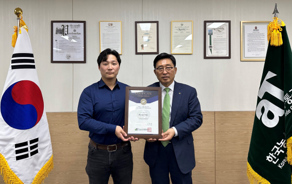 글로벌 김치, 저탄소 식생활 홍보대사 위촉 * 한국농수산식품유통공사 김춘진 사장(오른쪽), 호주 JHK International Pty Ltd 라이언 신 대표(왼쪽)