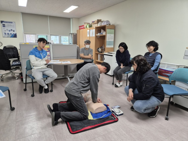 고객접점 소규모 사업장 대상 심폐소생술 교육 모습