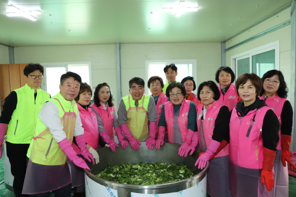 소외계층 위해 봄향기 가득한 열무김치 전달식 모습