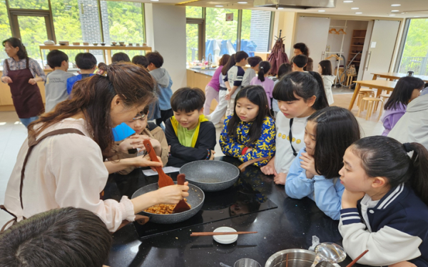 세종 전통문화체험관에서 오란다를 만드는 새롬초등학교 학생들