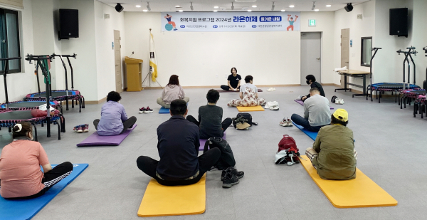 지난 23일 태안군보건의료원 어르신건강센터에서 진행된 ‘라온하제’ 프로그램 모습.