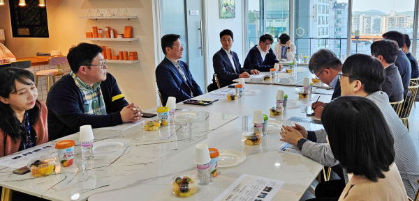 성창훈 사장(왼쪽 세번째)이 타운 홀 미팅 참석자들과 의견을 나누고 있다.