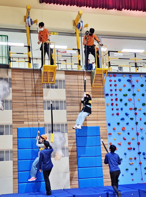 대전119시민체험센터에서 임직원 대상 화재 대응 안전 체험훈련 모습