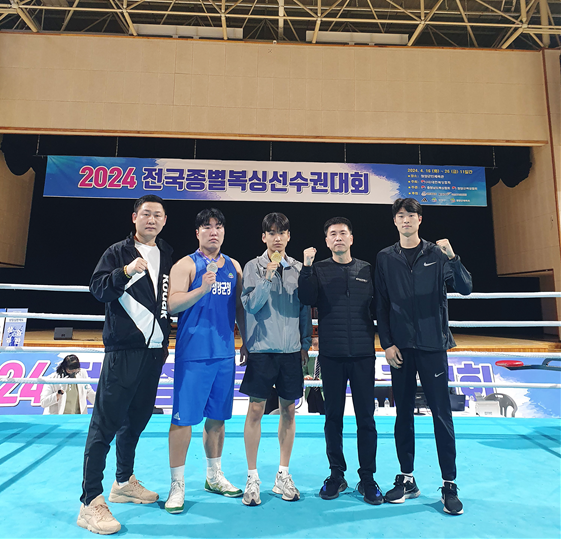 청양군 복싱팀(오른쪽부터 신범호 선수, 정수연 감독, 곽범서 선수, 박진훈 선수, 박관수 지도자)