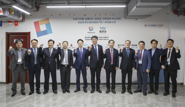 국립한밭대학교 글로벌 산학협력 거점사무소 개소식 및 입주기업 현판식 후 참석자들이 기념촬영을 하고 있다.(오른쪽에서 다섯 번째부터 국립한밭대 오용준 총장, 중국 위해시 과학기술국 왕쥔웨이 당조직 부국장)