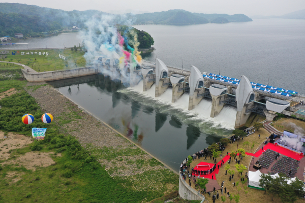 예당저수지 수문 개방 모습