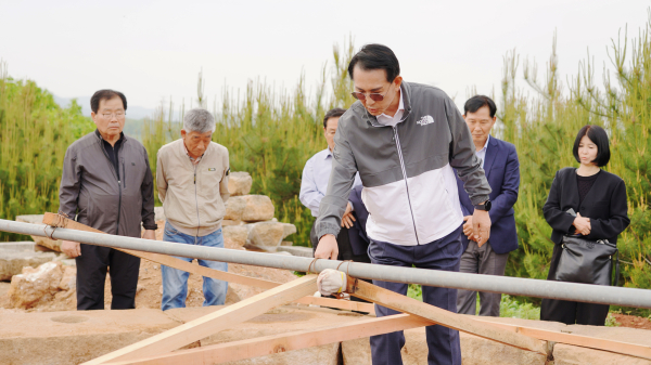 이완섭 서산시장이 지난달 30일 기관장들에게 ‘명종대왕 태실 및 비’를 방문했다.