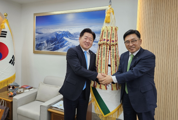 제주도청 방문 * 한국농수산식품유통공사 김춘진 사장(우측), 오영훈 제주도지사(좌측)