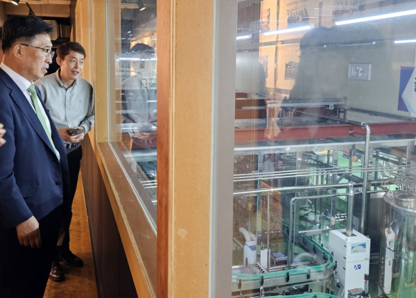 ㈜한라산 현장 방문사진 * 한국농수산식품유통공사 김춘진 사장(좌측)