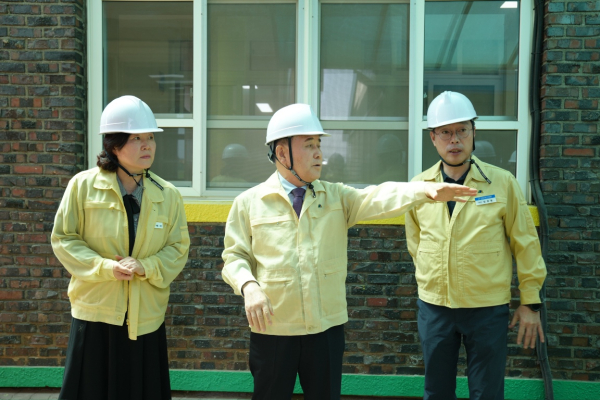 김지철 교육감이 샌드위치 패널 건물 등 여름철 대비 집중 안전점검 실시하고 있다