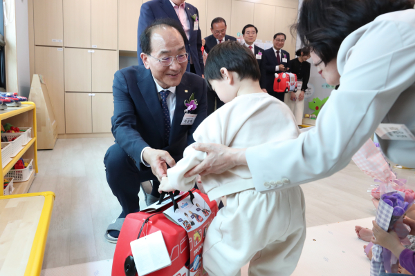 어린이들에게 기념품을 전달하고 있는 국가철도공단 이성해 이사장