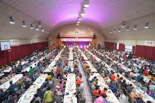 지난  4일 석남동 서산중학교 체육관에서 열린 석남동 어르신 행복하세효 큰잔치 모습