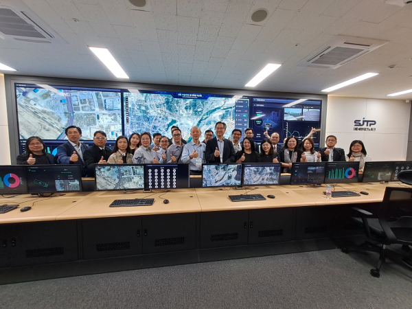 홍콩교장단 팸투어 자율주행빅데이터관제신터 방문 모습