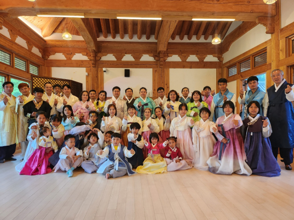 5일 김천시 대항면 사명대사공원 한복체험관에서 미얀마 카렌족 재정착 난민 가족들이 한복을 입고 기념촬영을 하고 있다.