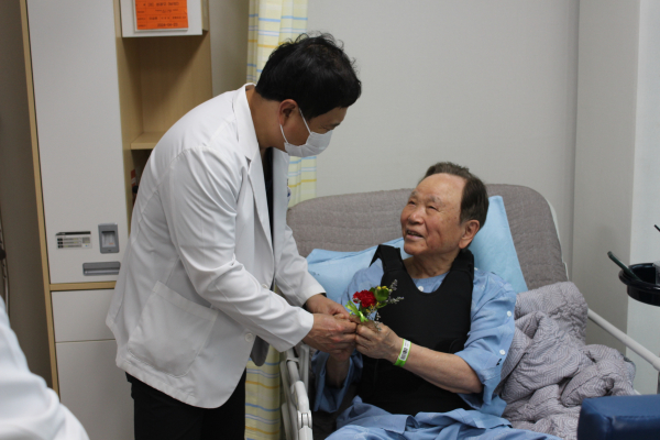 어버이날 맞아 환자들에게 카네이션 전달 모습