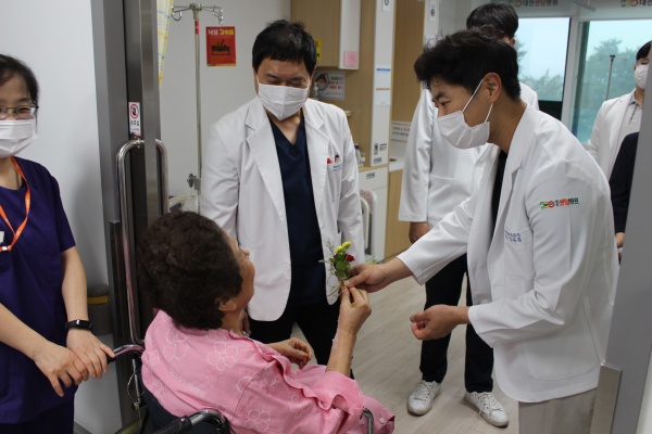 어버이날 맞아 환자들에게 카네이션 전달 모습