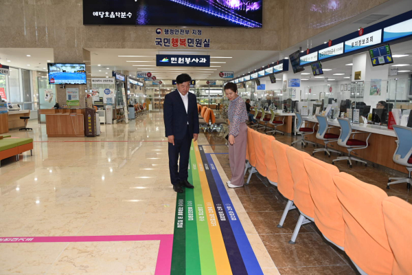 민원 창구 안내 유도선 점검 모습（최재구 예산군수）