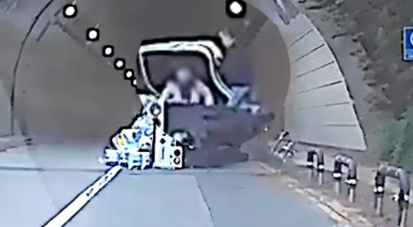 전도된 차량에 올라가 운전자를 구조하는 이근옥 경위